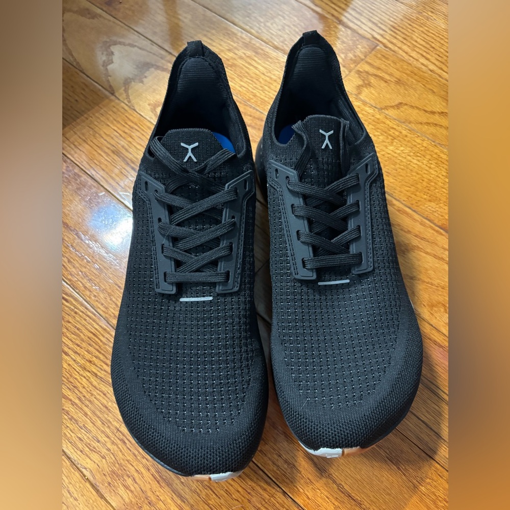 NWOT-Flux Footwear Adapt Runner Size M8/W10